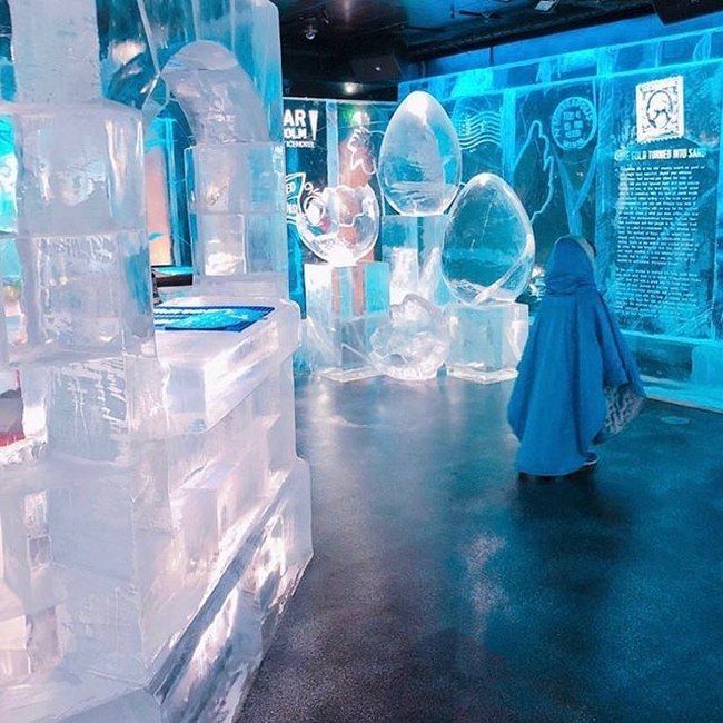 Ini adalah tahun ke-30 semenjak Yngve Bergqvist, sang pendiri membuka hotel unik ini untuk pengunjung. Hotel es tahun ini hanya ada pada Desember hingga April. Bangunan hotel es ini dibuat dari 30.000 meter kubik salju atau es, yang setara dengan 110 juta es krim loh.. Foto: Instagram @icehotelsweden