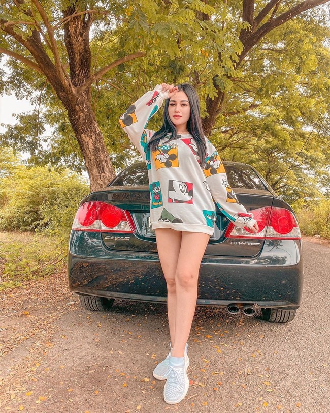 Pada setiap foto-foto yang dibagikan di Instagramnya itu, Icha tampil menawan dengan makeup natural flawless. Pakai soflens dan perona bibir merah membuat penampilannya terlihat segar.  Foto: Instagram @icha_kharoline