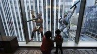 Aksi para pekerja yang mengenakan kostum hewan yang menjadi shio di tahun 2019 dan 2020 itu pun sukses menarik perhatian para pengunjung yang menginap di hotel tersebut.