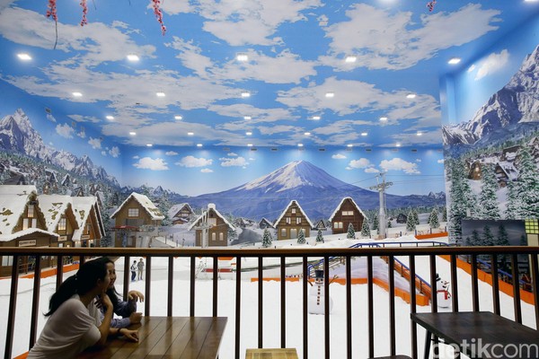 Khusus untuk permainan ski, nantinya pengunjung akan didampingi petugas. Jadi, jangan khawatir akan cidera (Grandyos Zafna/detikcom) Khusus untuk permainan ski, nantinya pengunjung akan didampingi petugas. Jadi, jangan khawatir akan cidera (Grandyos Zafna/detikcom)