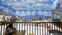 Khusus untuk permainan ski, nantinya pengunjung akan didampingi petugas. Jadi, jangan khawatir akan cidera (Grandyos Zafna/detikcom)