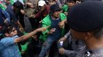 Saling Dorong Warnai Aksi untuk Uighur di Kedubes China