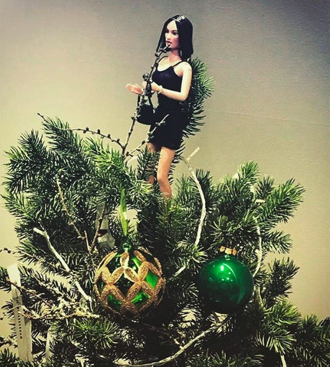 Victoria Beckham juga turut menggunggah foto pohon Natal miliknya melalui Instagram pribadinya. Sayangnya, pohon Natal tersebut hanya terlihat sebagian saja. Pohon Natal milik keluarga Beckham tersebut terlihat dihiasi boneka wanita berbaju hitam di bagian atasnya. Foto: Instagram
