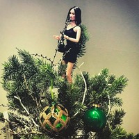 Victoria Beckham juga turut menggunggah foto pohon Natal miliknya melalui Instagram pribadinya. Sayangnya, pohon Natal tersebut hanya terlihat sebagian saja. Pohon Natal milik keluarga Beckham tersebut terlihat dihiasi boneka wanita berbaju hitam di bagian atasnya. Foto: Instagram