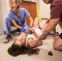 Foto ibu melahirkan ini menampilkan momen dramatis seorang ibu melahirkan di lantai rumah sakit. Saking tidak kuatnya, sang ibu sampai pasrah melahirkan di lantai setibanya di rumah sakit. Dia pun melahirkan dibantu seorang suster dan suaminya. Foto: Dok. Little Leapling Photography Report