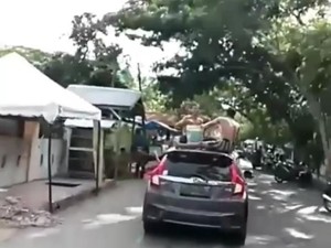 Di Bulukumba, Remaja Mandi di Atap Mobil yang Melaju di Jalanan