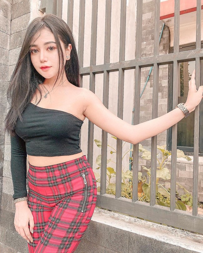 Dalam video yang viral keduanya berada di jalan raya sembari mengguyurkan air dari ember ke kepala mereka. Rambut mereka berbusa layaknya sedang keramas. Selanjutnya, mereka juga asyik keramas di tepi jalan.  Foto: Instagram @icha_kharoline