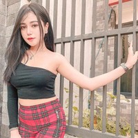 Dalam video yang viral keduanya berada di jalan raya sembari mengguyurkan air dari ember ke kepala mereka. Rambut mereka berbusa layaknya sedang keramas. Selanjutnya, mereka juga asyik keramas di tepi jalan.  Foto: Instagram @icha_kharoline