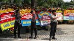 Deretan Karangan Bunga Mejeng Untuk Pimpinan Baru KPK