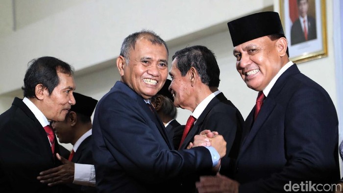Pimpinan KPK yang dipimpin Firli Bahuri melakukan serah-terima jabatan dengan Komisioner KPK periode 2015-2019 yang dipimpin Agus Rahardjo. Begini momennya.