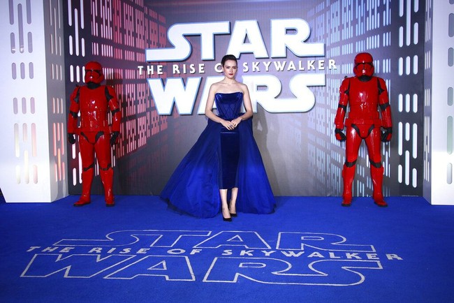 Setelah Amerika Serikat, premier Star Wars: The Rise of Skywalker digelar di London, Inggris, baru-baru ini. Daisy Ridley, bintang Star Wars yang kebetulan juga berasal dari London, memanfaatkan momen tersebut untuk memberikan gaya terbaiknya .  (Foto: Joel C Ryan/Invision/AP)