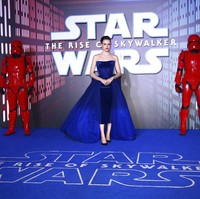 Setelah Amerika Serikat, premier Star Wars: The Rise of Skywalker digelar di London, Inggris, baru-baru ini. Daisy Ridley, bintang Star Wars yang kebetulan juga berasal dari London, memanfaatkan momen tersebut untuk memberikan gaya terbaiknya .  (Foto: Joel C Ryan/Invision/AP)