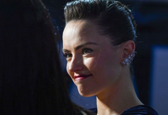 Tidak ketinggalan, anting bergaya cuff dalam motif bintang-bintang yang festive. (Foto: Getty Images)