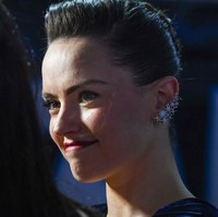 Tidak ketinggalan, anting bergaya cuff dalam motif bintang-bintang yang festive. (Foto: Getty Images)