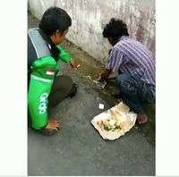 Kisah Driver Ojol Beri Nasi Bungkus untuk Orang dengan Gangguan Jiwa Ini Tuai Pujian