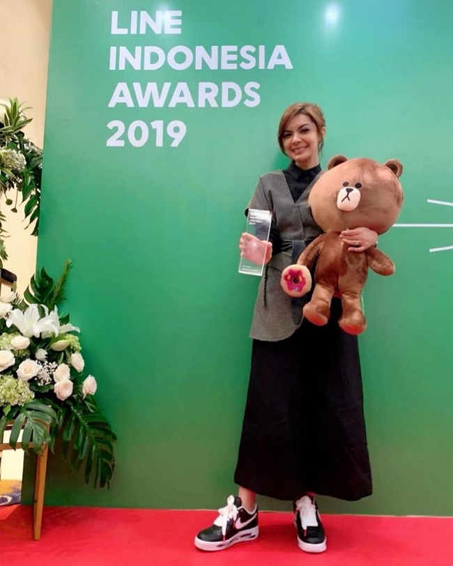 Menerima penghargaan Person of The Year dari Line, Najwa Shihab sukses bikin para Kpopers iri lantaran memakai sneakers kolaborasi Nike dan G-Dragon. Nike Air Force 1 07 Para?Noise memang terbilang langka karena langsung ludes terjual saat dirilis akhir November lalu. Harga reseller diprediksi berlipat-lipat dari harga ritelnya, yakni US$ 200 atau sekitar Rp 2,8 juta. (Foto: Instagram/@najwashihab)