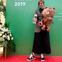 Menerima penghargaan Person of The Year dari Line, Najwa Shihab sukses bikin para Kpopers iri lantaran memakai sneakers kolaborasi Nike dan G-Dragon. Nike Air Force 1 07 Para?Noise memang terbilang langka karena langsung ludes terjual saat dirilis akhir November lalu. Harga reseller diprediksi berlipat-lipat dari harga ritelnya, yakni US$ 200 atau sekitar Rp 2,8 juta. (Foto: Instagram/@najwashihab)