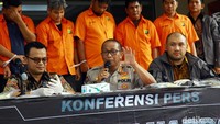 Keenam pelaku saat menjalankan aksinya berpura-pura sebagai pegawai bank.