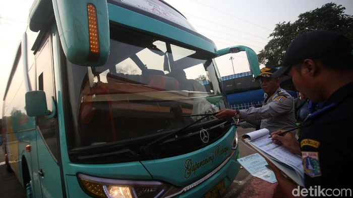 Petugas Dishub DKI Jakarta memeriksa kondisi bus di Terminal Kampung Rambutan. Pemeriksaan itu dilakukan jelang libur Natal dan Tahun Baru 2020.