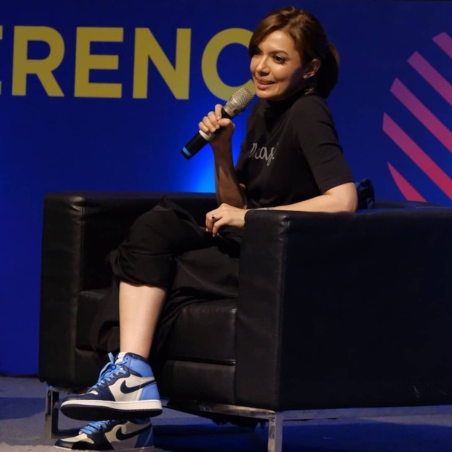 Bukan anak hypebeast namanya kalau belum punya Air Jordan. Najwa sendiri punya Air Jordan 1 Retro High OG Obsidian/University Blue. (Foto: Instagram/@najwashihab)