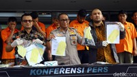 Dalam kasus ini, seorang direktur utama sebuah perusahan berinisial DH ditipu oleh para tersangka pada November 2018. Kerugiannya ditaksir mencapai Rp 5,5 miliar.