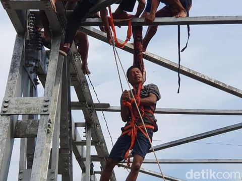 Diputus Pacar, Pria Beristri Ini Hendak Bunuh Diri Lompat dari Jembatan
