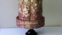 Kue artistik lainnya berbentuk masjid dengan dominasi wara gold dan ukiran yang sangat cantik. Kue artistik ini bertemakan Arabian. Foto: Instagram @albenacakedesign
