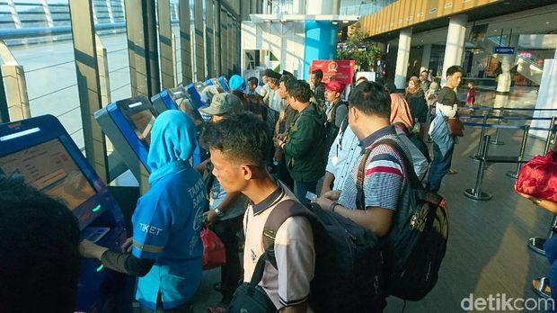 Libur Natal-Tahun Baru, Pelabuhan Merak Mulai Ramai Penumpang