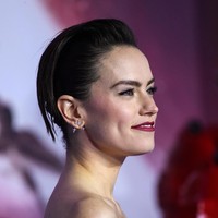 Untuk menyempurnakan gayanya, Daisy Ridley memilih potongan rambut bergaya edgy. (Foto: Getty Images)