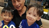 Saat masih menjabat sebagai Dirut PT. Antam, Arie Prabowo masih sempatkan untuk menyenangkan anak dengan mengajaknya makan di restoran fast food di Kemang, Jakarta Selatan. Ia juga memesankan kids menu untuk kedua anaknya itu. Foto: Instagram @arie_ariotedjo