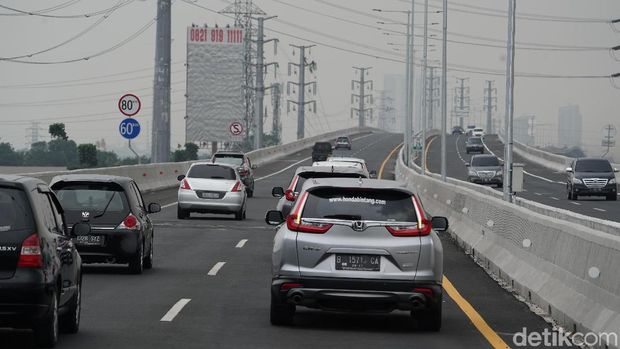 Honda CR-V touring di tol layang Japek