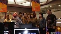 Direktur Perdagangan dan Pengaturan Anggota Bursa BEI Laksono W. Widodo, Direktur PT Unicharm Indonesia Tbk Sri Haryani, President Director Yuji Ishii dan Executive Officer Unicharm Corporation Hirotatsu Shimada saat pencatatan saham perdana Unicharm di Bursa Efek Indonesia, Jumat (20/12/2019).