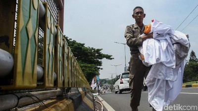 Satpol PP Tertibkan Bendera Parpol di Senayan