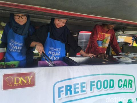 Juru Parkir-Anak Punk di Santap Makanan Gratis di Alun-alun Ciamis