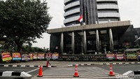 Seperti diketahui, kepemimpinan di Komisi Pemberantasan Korupsi akan beralih ke tangan Firli Bahuri dkk. Mereka akan mengucapkan sumpah jabatan di hadapan Presiden Joko Widodo (Jokowi) hari ini.