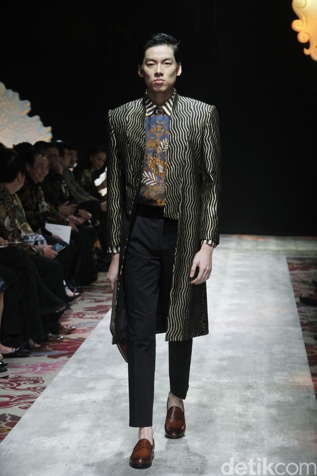 Batik dengan motif kecil atau warna netral cocok untuk tampilan kantor yang formal. Pilih cutting slim atau regular fit agar tetap nyaman namun tetap profesional. (Foto: Mohammad Abduh/detikcom)