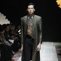 Batik dengan motif kecil atau warna netral cocok untuk tampilan kantor yang formal. Pilih cutting slim atau regular fit agar tetap nyaman namun tetap profesional. (Foto: Mohammad Abduh/detikcom)