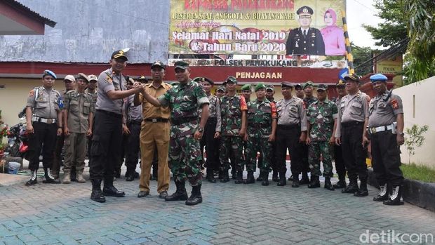 Personel TNI-Polri Patroli ke Gereja di Makassar Jelang Natal