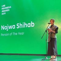 Penampilan Najwa Shihab Pakai Sneakers G-Dragon yang Bikin Iri Para Kpopers