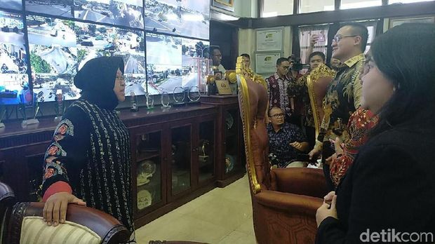 Decak Kagum Anggota DPRD DKI Saat Lihat Ruang Kerja Wali Kota Risma