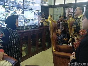 Digoda DPRD DKI untuk ke Jakarta, Risma: Serahkan Kepada Tuhan