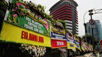 Karangan bunga ucapan selamat kepada Firli Bahuri dkk menghiasi depan Gedung KPK, Jakarta, Jumat (20/12/2019).