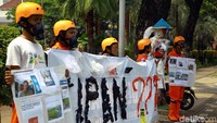 Pasalnya, sampah plastik yang membutuhkan waktu lama untuk terurai dapat membahayakan lingkungan, tak cuma manusia, tetapi juga makhluk hidup lainnya.