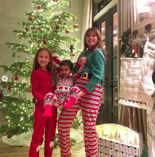 Jessica Alba mengunggah di Instagram foto pohon Natal di rumahnya. Pohon Natal milik Jessica itu terlihat dihiasi berbagai ornamen yang hampir sebagian besar berwarna merah. Untuk merayakan Natal 2019, aktris yang juga sukses jadi pengusaha itu tidak hanya menghias rumahnya dengan pohon natal, melainkan juga dengan pernak-pernik Natal lainnya seperti kaos kaki dan pakaian Natal. Foto: Instagram