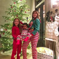 Jessica Alba mengunggah di Instagram foto pohon Natal di rumahnya. Pohon Natal milik Jessica itu terlihat dihiasi berbagai ornamen yang hampir sebagian besar berwarna merah. Untuk merayakan Natal 2019, aktris yang juga sukses jadi pengusaha itu tidak hanya menghias rumahnya dengan pohon natal, melainkan juga dengan pernak-pernik Natal lainnya seperti kaos kaki dan pakaian Natal. Foto: Instagram