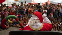 Santa tersebut merupakan seorang pemadam kebakaran setempat yang mendapatkan misi membagikan hadiah Natal untuk anak-anak pengidap kanker.