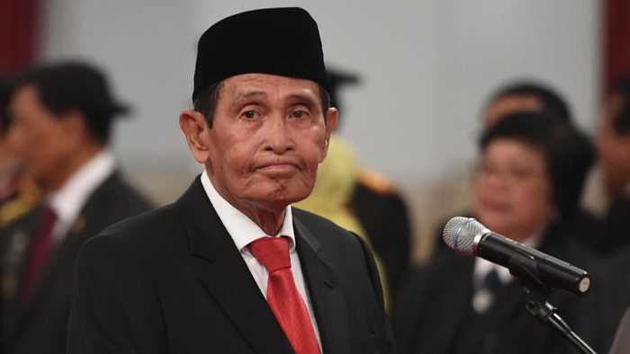Ketua Dewan Pengawas KPK Tumpak Hatorangan Panggabean bersiap mengikuti upacara pelantikan Pimpinan dan Dewan Pengawas KPK di Istana Negara, Jakarta, Jumat (20/12/2019). Presiden Joko Widodo resmi melantik lima orang Dewan Pengawas KPK periode 2019-2023 yaitu Artidjo Alkostar, Harjono, Syamsuddin Haris, Tumpak Hatorangan Panggabean dan Albertina Ho. ANTARA FOTO/Akbar Nugroho Gumay/wsj.