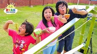 Mengulas mainan sambil makan? Ryan bisa melakukannya bersama ayah dan ibu. Ketiganya sedang mencoba Japanese Bamboo Noodle Slide. Foto: Instagram ryantoysreview
