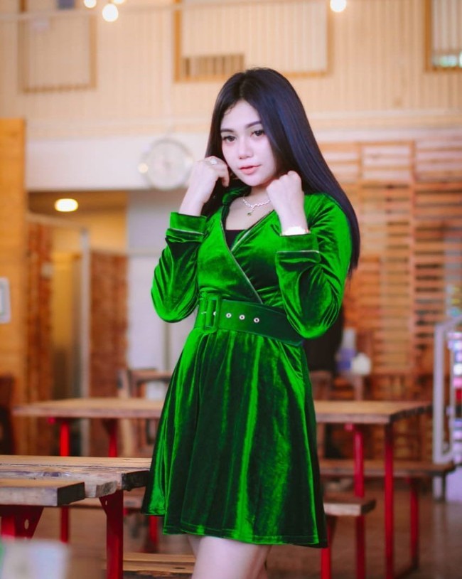 Selebgram Icha Kharoline jadi perbincangan sejak video ia dan adiknya yang berboncengan naik motor melakukan aksi tak biasa. Keduanya jadi viral karena mandi keramas sambil mengendarai motor. Foto: Instagram @icha_kharoline