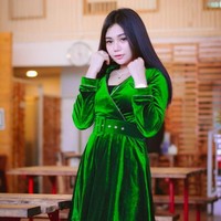 Selebgram Icha Kharoline jadi perbincangan sejak video ia dan adiknya yang berboncengan naik motor melakukan aksi tak biasa. Keduanya jadi viral karena mandi keramas sambil mengendarai motor. Foto: Instagram @icha_kharoline